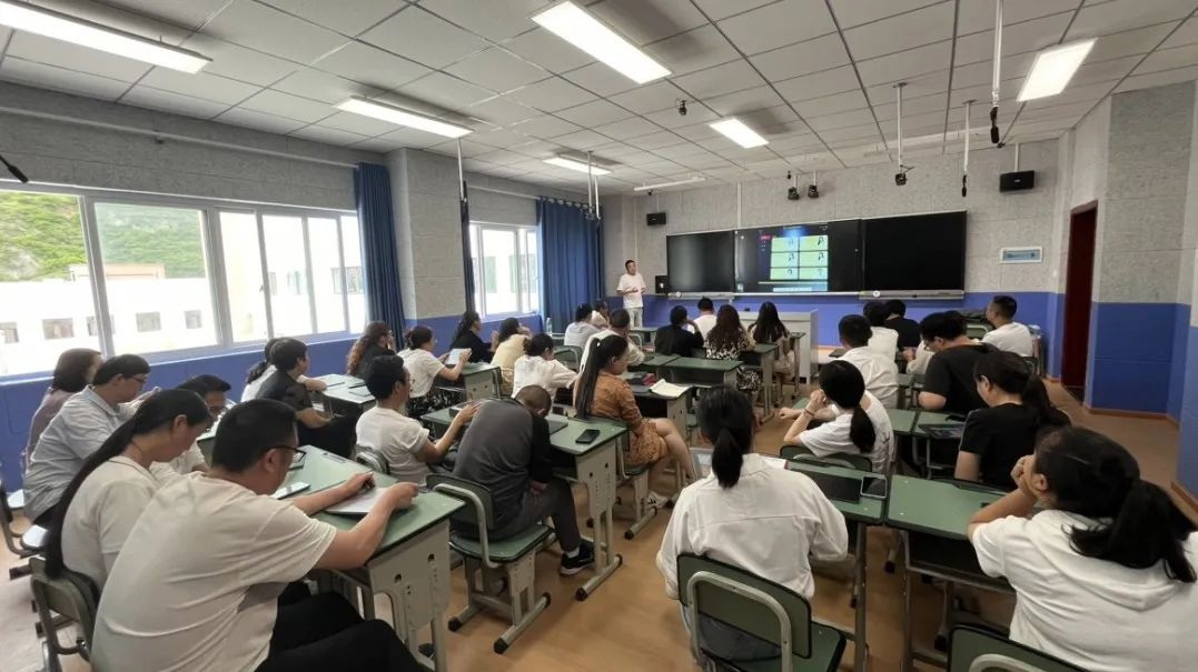 学而思学习机产品老师为泸定县二郎山片区寄宿制学校的老师们讲解学习机使用.jpg